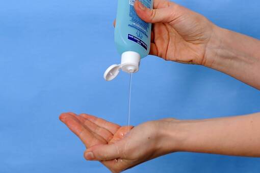 H&auml;ndedesinfektion &ndash; eine der wichtigsten Hygiene-Ma&szlig;nahmen im Krankenhaus.