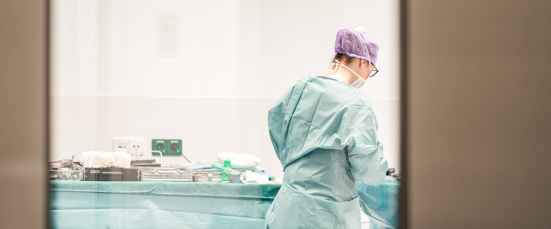 Ein Arzt bereitet sich auf eine Operation vor