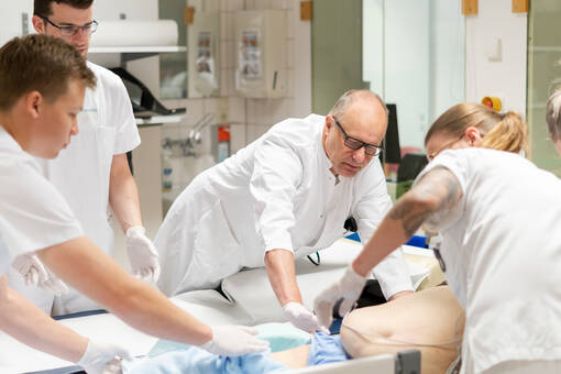 Der k&uuml;nftige Leiter des Departments Akut- und Notfallmedizin am Ortenau Klinikum, Chefarzt Dr. Bernhard Gori&szlig;en (Mitte), bei der Versorgung eines Notfallpatienten.