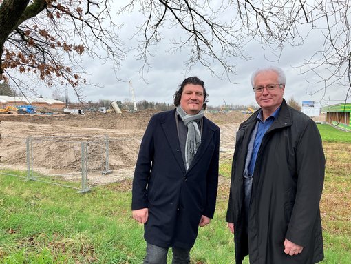 Rainer Stapf und Dietmar Stiefel vor dem Baugelände für den Neubau des Ortenau Klinikums Achern.