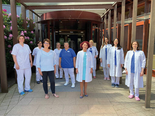 Chefärztin Nelly Chamarina (Mitte) mit ihrem Team der Abteilung Frauenheilkunde und Geburtshilfe am Ortenau Klinikum Achern. 