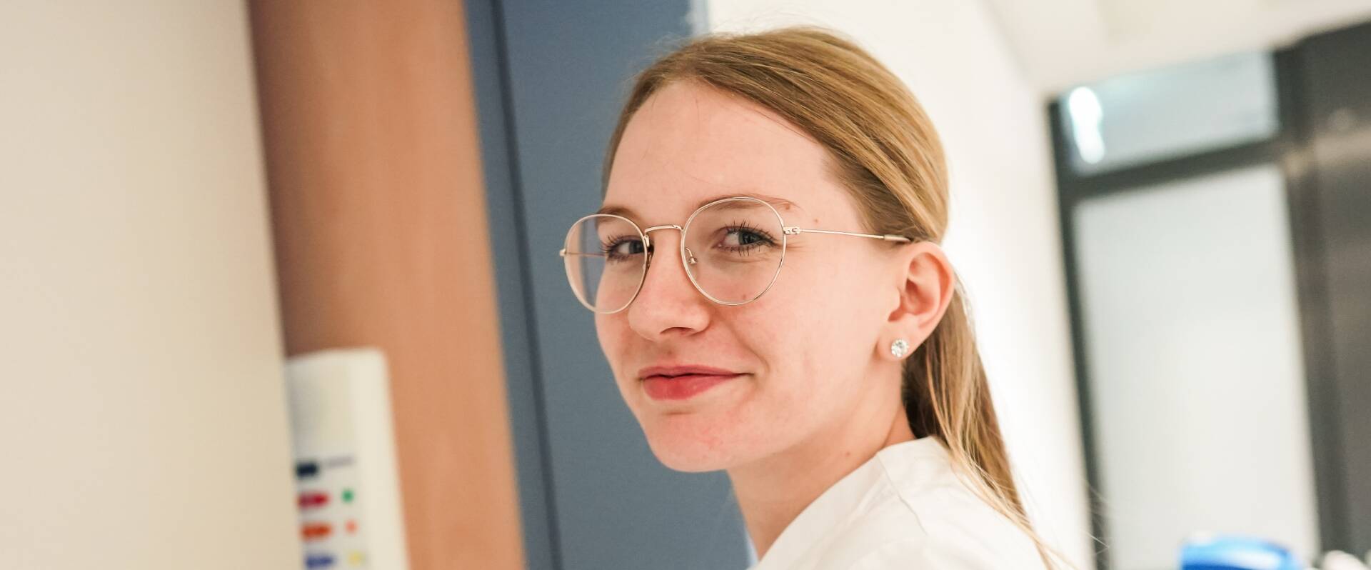 Freundliche junge Frau aus dem Bereich der Medizin