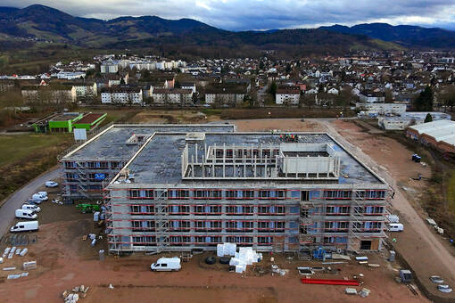 Blick auf den fertiggestellten Rohbau des Klinikneubaus in Achern. Derzeit laufen die Arbeiten f&uuml;r den Innenausbau.