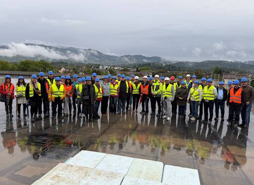 Gruppenfoto: Oberbürgermeister Manuel Tabor und Vorstandsvorsitzende Claudia Bauer Rabe (Mitte) auf dem Dach des Klinikneubaus.