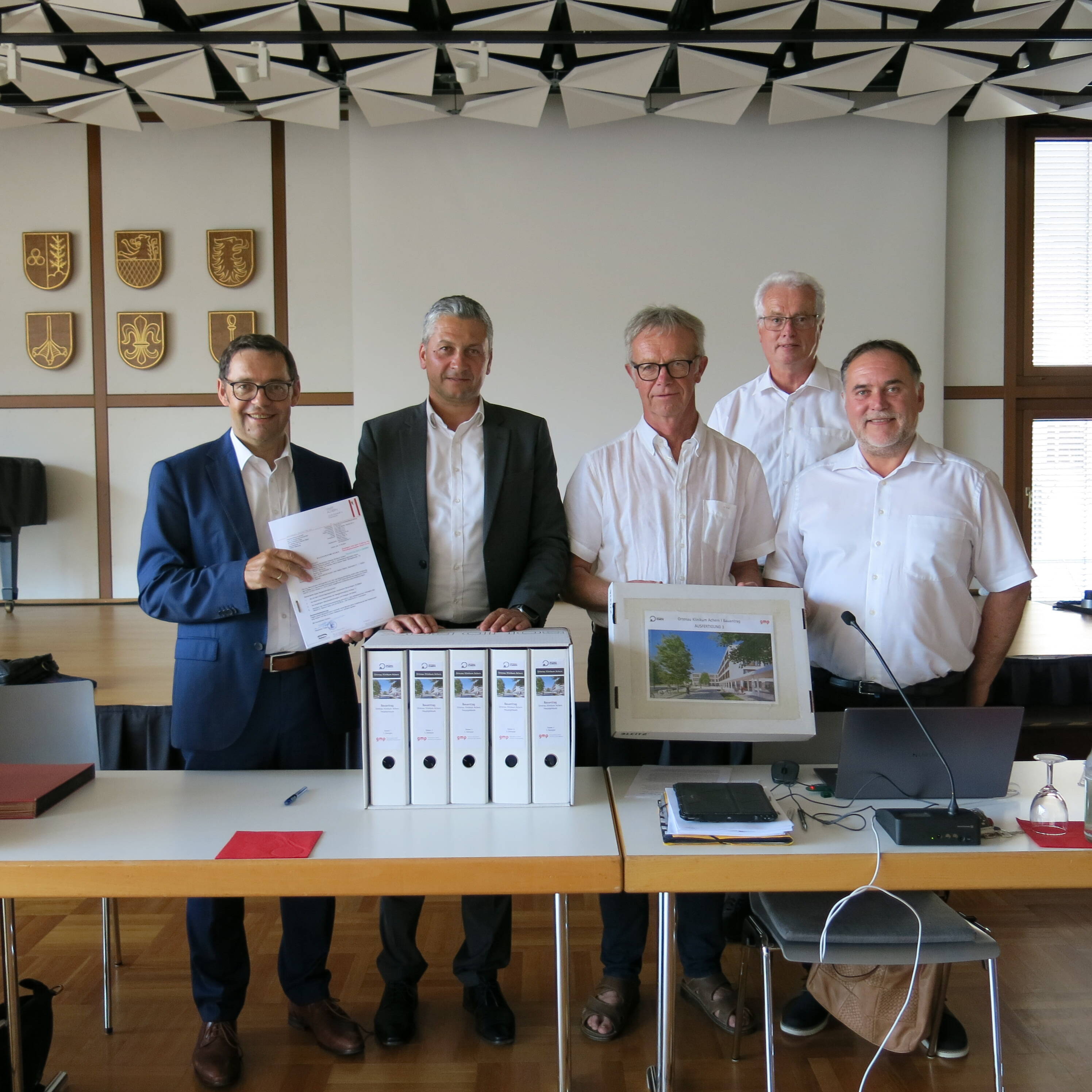 Freuen sich über die Baugenehmigung für den Klinikneubau in Achern: (v.l.n.r.) Oberbürgermeister Klaus Muttach, Vorstandsvorsitzender Christian Keller, Heinrich Genter, Fachgebiet Baurecht, Bürgermeister Dietmar Stiefel und Michael Gegg-Seidler, Leiter Fachgebiet Baurecht.