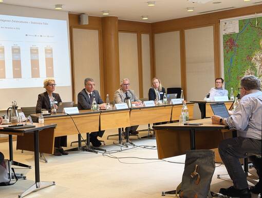 Pressekonferenz zur Medizinstrategie 2.0: (v.l.) Ortenau Klinikum-Vorstandsvorsitzende Claudia Bauer-Rabe, Landrat Thorsten Erny, Medizinischer Vorstand Dr. Peter Kraemer und Pflegerische Vorst&auml;ndin Kathleen Messer stellen verschiedene Varianten vor, &uuml;ber die der Kreistag in &ouml;ffentlicher Sitzung entscheiden wird.