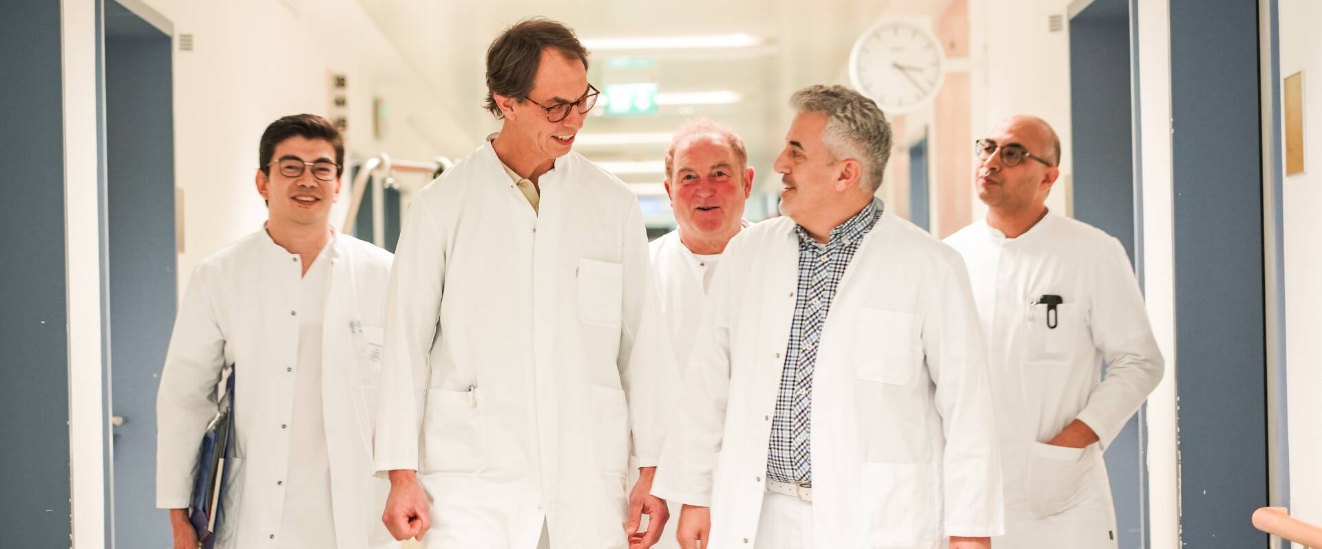 Eine Gruppe von Ärzten im Flur eines Krankenhauses