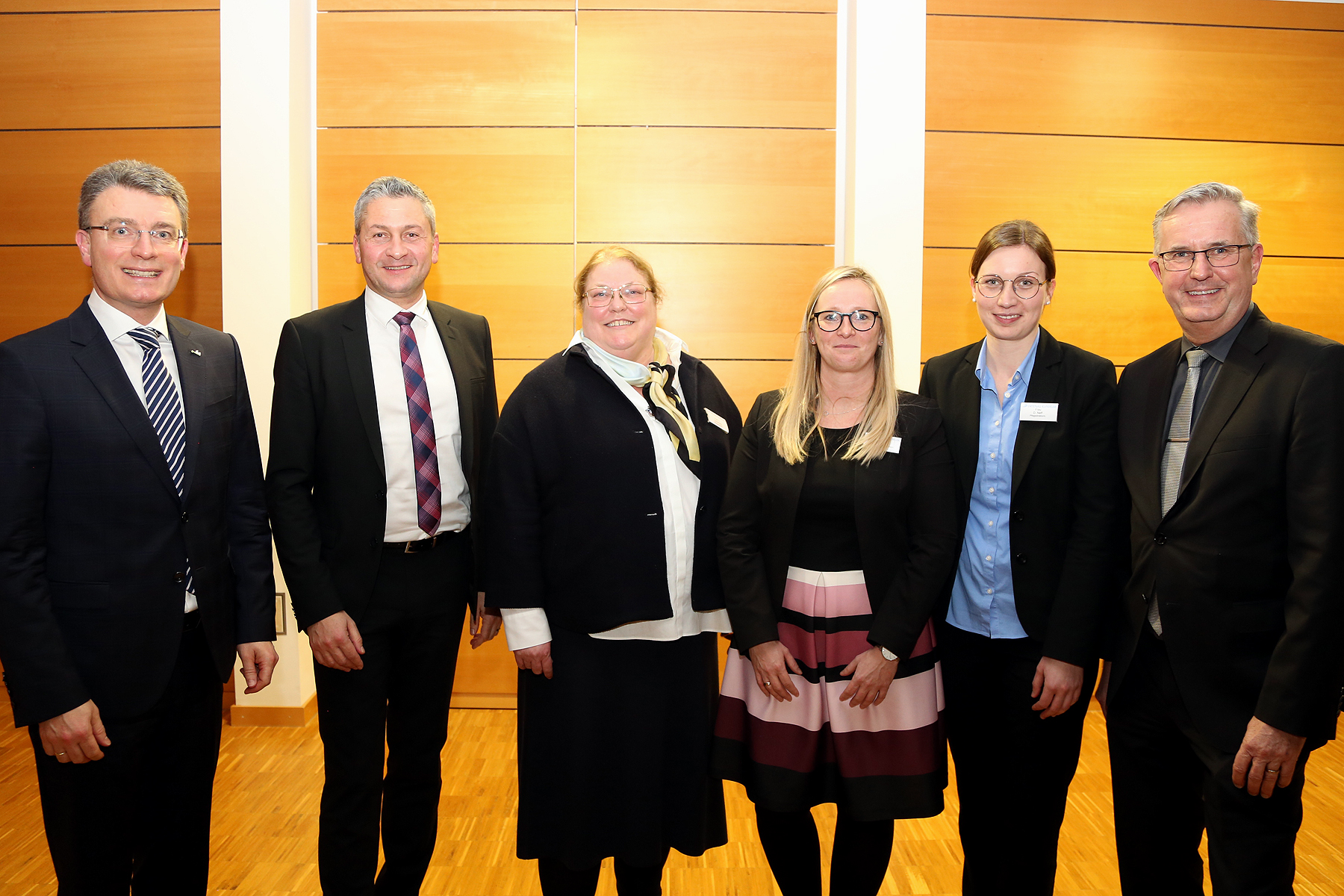 Gruppenfoto: (v.l.n.r.) Bürgermeister Thorsten Erny, Vorstandsvorsitzender Christian Keller, Pflegedirektorin Ute Luhrenberg, Pflegerische Vorständin Kathleen Messer, Pflegedirektorin Daniela Neff und Medizinischer Vorstand Dr. Peter Kraemer