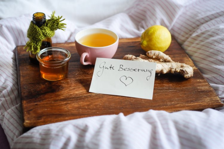 Abbildung: Grusskarten Gute Besserunge - Tablett mit Tee, Honig, Ingwer und Zitrone