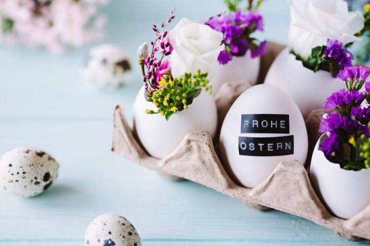 Abbildung: Grusskarten Ostern - Eierschachtel mit Eierschalen in denen Blumen stecken